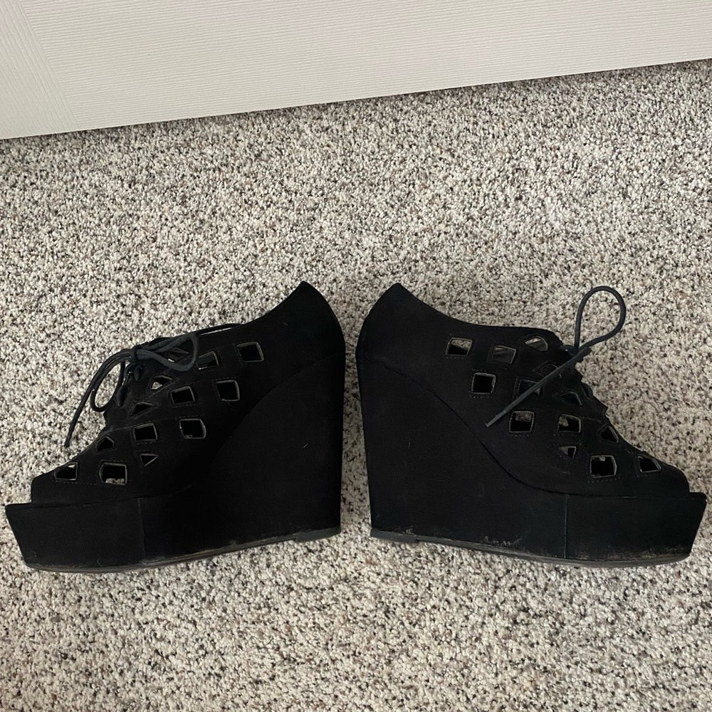 Black wedge heels